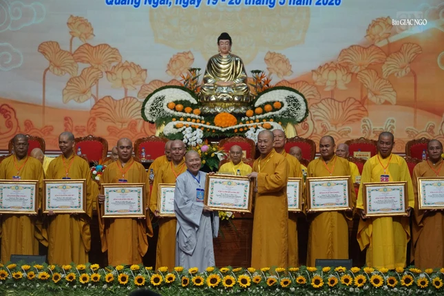 Thượng tọa Thích MInh Nhẫn tặng Bằng tuyên dương công đức của Trung ương Giáo hội đến các cá nhân tiêu biểu