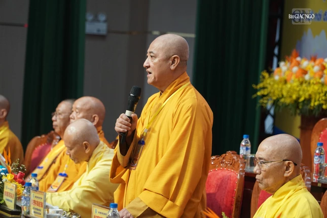 Hòa thượng Thích Huệ Thông lấy ý kiến biểu quyết nhân sự