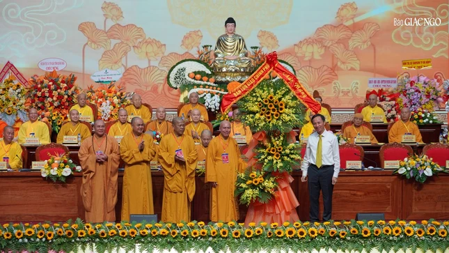 Ban Tôn giáo Chính phủ tặng hoa chúc mừng