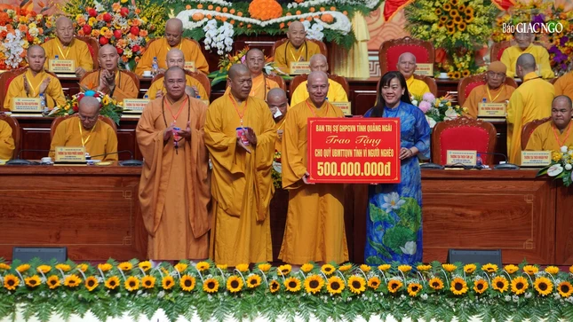 Trao bảng tượng trưng ủng hộ số tiền 500 triệu đồng hỗ trợ Quỹ Vì người nghèo