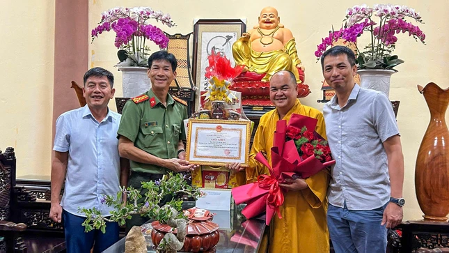 Công an tỉnh trao Giấy khen đến Thượng tọa Thích Nhuận Pháp