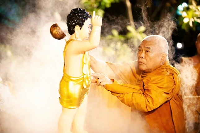 Hòa thượng Thích Giác Toàn thực hiện nghi thức Tắm Phật