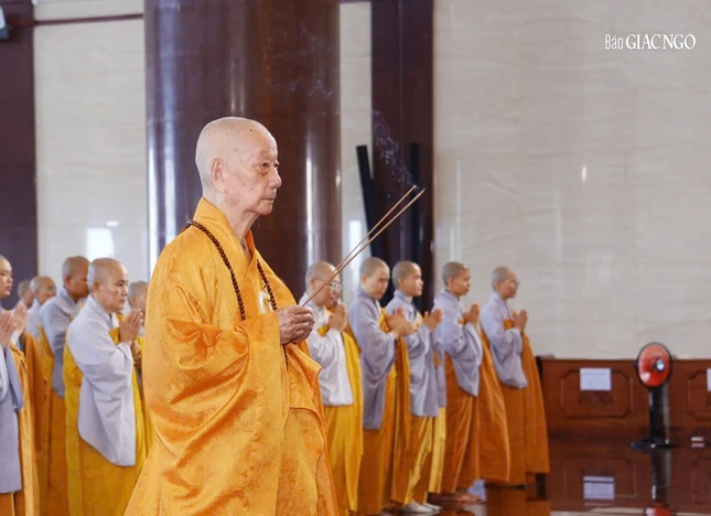 Đại lão Hòa thượng Pháp chủ niêm hương lễ Phật