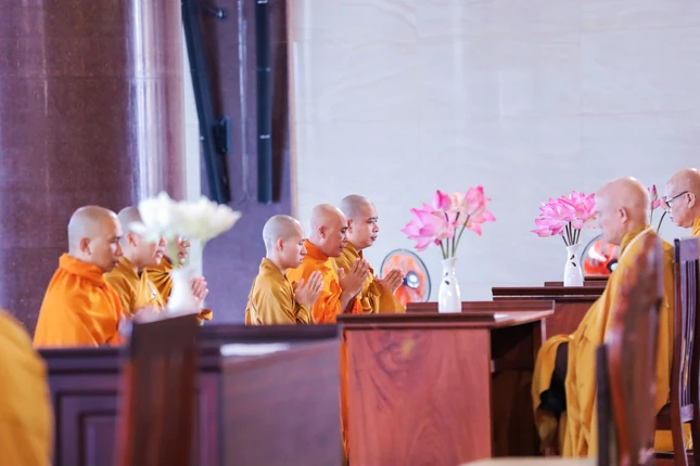 Tăng sinh tác pháp thọ an cư - Ảnh: Nhân Hòa