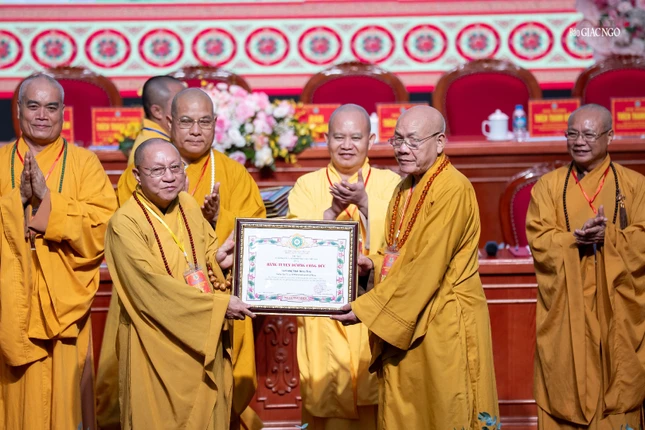 Hòa thượng Thích Gia Quang trao tặng Bằng tuyên dương công đức của Trung ương Giáo hội đến Hòa thượng Thích Quảng Tùng