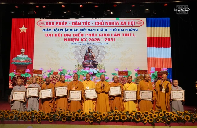 Thượng tọa Thích Đức Thiện tặng Bằng tuyên dương công đức đến chư Tăng Ni