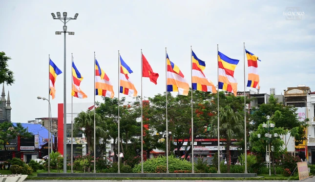 Cờ được trang hoàn trên các tuyến đường tại trung tâm thành phố