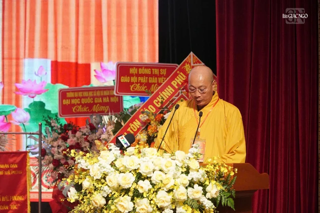 Thượng tọa Thích Tục Minh báo cáo kết quả phiên làm việc thứ nhất