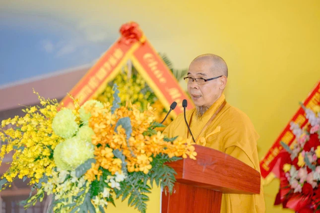 Thượng tọa Thích Minh Trí báo cáo về công tác quy hoạch và các hạng mục xây dựng Thượng tọa Thích Minh Trí báo cáo về công tác quy hoạch và các hạng mục xây dựng