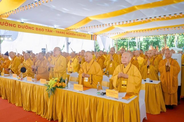 Chư tôn giáo phẩm niêm hương Chư tôn giáo phẩm niêm hương