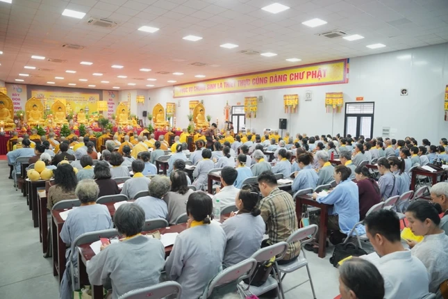 Đông đảo Phật tử cùng trở về tham dự khóa lễ cầu nguyện Đông đảo Phật tử cùng trở về tham dự khóa lễ cầu nguyện