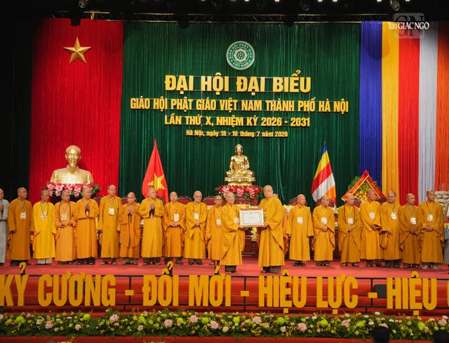 Trưởng lão Hòa thượng Thích Thanh Nhiễu tặng Bằng tuyên dương công đức đến Ban Trị sự GHPGVN TP.Hà Nội
