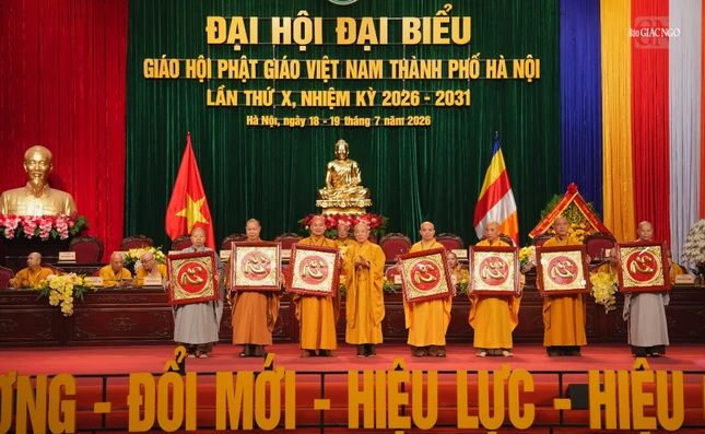Tặng quà tri ân đến chư tôn đức thành viên Ban Trị sự không tham gia nhiệm kỳ mới