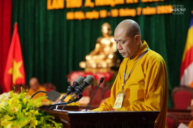 Thượng tọa Thích Trí Như trình bày tham luận của Ban Giáo dục Phật giáo TP.Hà Nội
