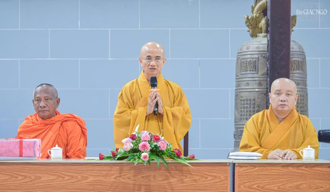 Thượng tọa Thích Thiện Quý, Phó ban kiêm Chánh Thư ký giới thiệu đoàn