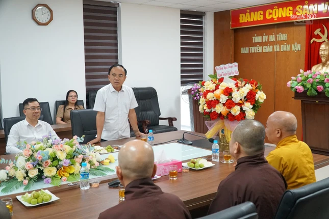 Phó Trưởng ban Tuyên giáo và Dân vận tỉnh Hà Tĩnh Bùi Quang Hoàn trao đổi cùng đoàn Phó Trưởng ban Tuyên giáo và Dân vận tỉnh Hà Tĩnh Bùi Quang Hoàn trao đổi cùng đoàn