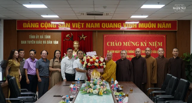 Tặng hoa chúc mừng Ban Tuyên giáo và Dân vận tỉnh Hà Tĩnh Tặng hoa chúc mừng Ban Tuyên giáo và Dân vận tỉnh Hà Tĩnh