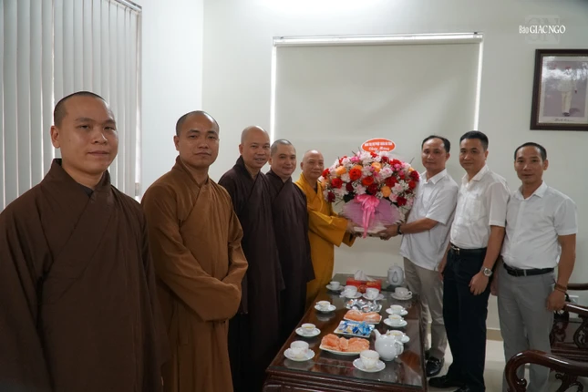 Tặng hoa chúc mừng đến Ban Dân tộc - Tôn giáo thuộc Sở Nội vụ tỉnh nhân Ngày truyền thống của ngành Tặng hoa chúc mừng đến Ban Dân tộc - Tôn giáo thuộc Sở Nội vụ tỉnh nhân Ngày truyền thống của ngành