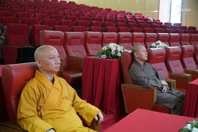 Thượng tọa Thích Chiếu Tuệ và Đại đức Thích Chúc Cường túc trực chỉ đạo và duyệt nội dung