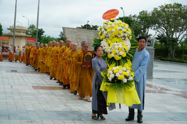Dâng hoa tưởng niệm anh hùng liệt sĩ tại Nghĩa trang Liệt sĩ núi Nài