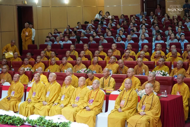 Chư tôn đức chứng minh và Đoàn chủ tọa trước giờ khai mạc phiên thứ nhất