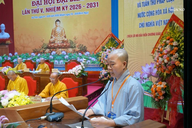Sư cô Thích nữ Chơn Khai trình bày tham luận của Phân ban Ni giới GHPGVN tỉnh