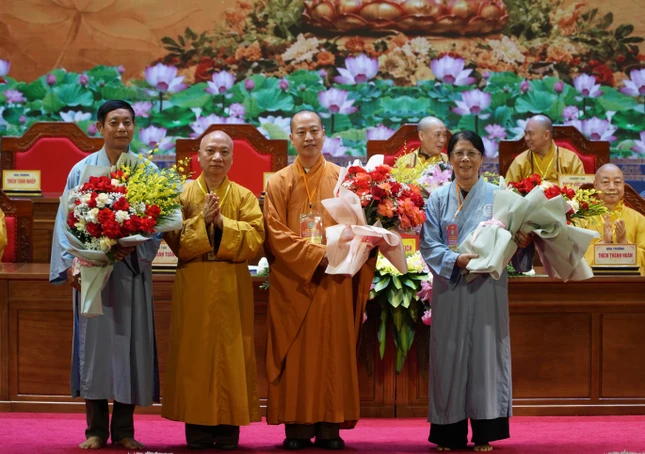 Thượng tọa Thích Chiếu Tuệ tặng hoa đến các thành viên không tham gia Ban Trị sự nhiệm kỳ mới