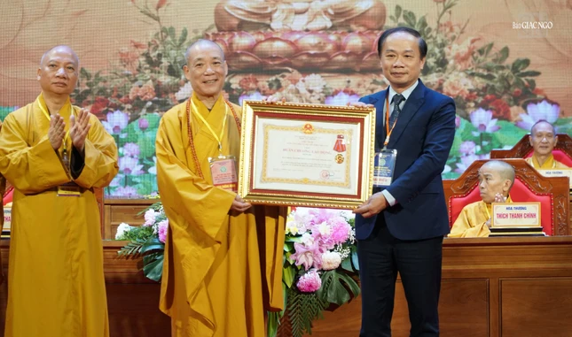 Trao tặng Huân chương Lao động hạng Ba của Chủ tịch nước đến Ban Trị sự GHPGVN tỉnh Hà Tĩnh