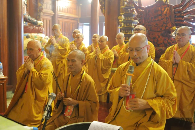Niêm hương đảnh lễ Tam bảo tại chùa Tùng Lâm - Ngọc Am