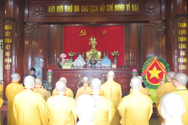Thành kính dâng hương tại Khu tưởng niệm Chủ tịch Hồ Chí Minh