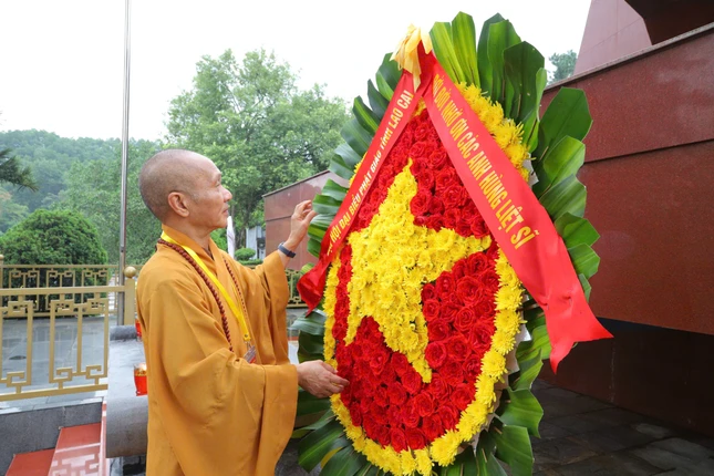 Đặt vòng hoa tưởng nhớ các anh hùng liệt sĩ