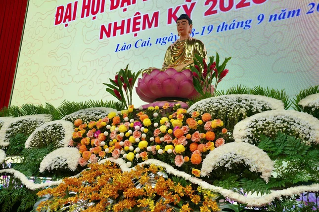 Hội trường tại Trung tâm Hội nghị tỉnh Lào Cai (phường Yên Bái) được trang hoàng trang nghiêm, sẵn sàng đón tiếp khoảng 800 đại biểu và khách mời về tham dự
