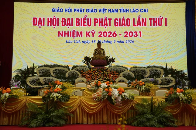 Hội trường tại Trung tâm Hội nghị tỉnh Lào Cai (phường Yên Bái) được trang hoàng trang nghiêm, sẵn sàng đón tiếp khoảng 800 đại biểu và khách mời về tham dự