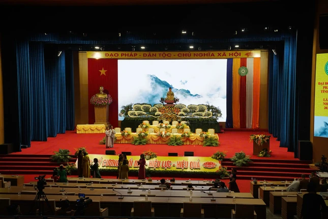 Hội trường tại Trung tâm Hội nghị tỉnh Lào Cai (phường Yên Bái) được trang hoàng trang nghiêm, sẵn sàng đón tiếp khoảng 800 đại biểu và khách mời về tham dự