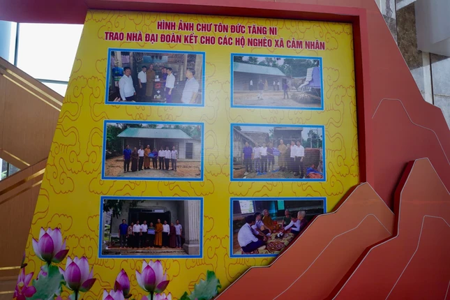 Sắc cờ hoa, băng rôn, biểu ngữ,... nổi bật nơi núi rừng Tây Bắc