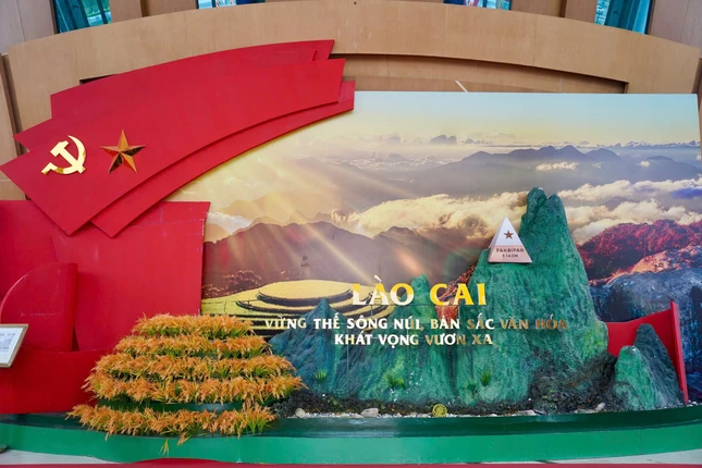 Sắc cờ hoa, băng rôn, biểu ngữ,... nổi bật nơi núi rừng Tây Bắc