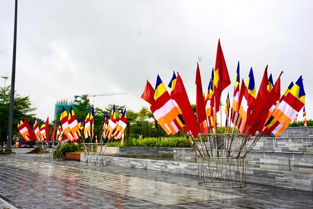 Sắc cờ hoa, băng rôn, biểu ngữ,... nổi bật nơi núi rừng Tây Bắc