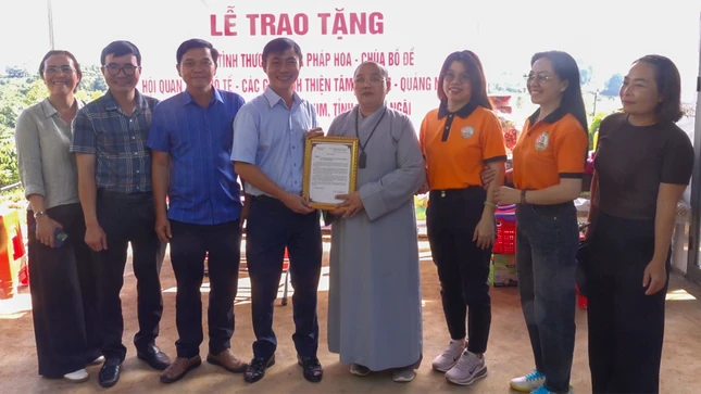 Lãnh đạo địa phương trao thư cảm ơn đến đại diện chùa Pháp Hoa và mạnh thường quân