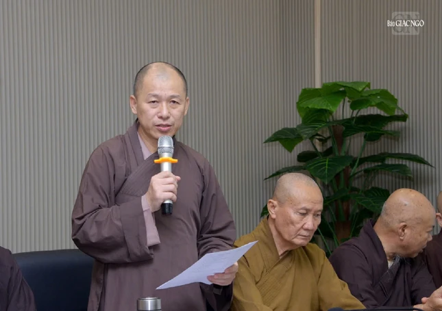 Thượng tọa Thích Minh Nhẫn công bố quyết định Thượng tọa Thích Minh Nhẫn công bố quyết định