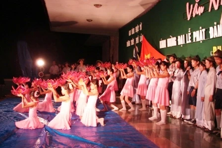 Công diễn văn nghệ quần chúng nhân mùa Phật đản ảnh 6