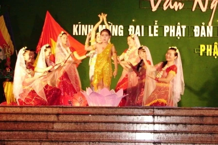 Công diễn văn nghệ quần chúng nhân mùa Phật đản ảnh 8