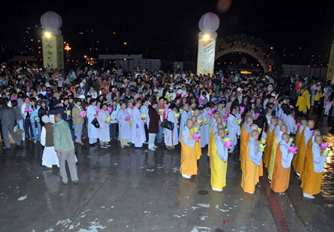 Lâm Đồng: Thiêng liêng đêm sen mừng Khánh Đản ảnh 7
