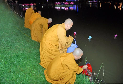 Lâm Đồng: Thiêng liêng đêm sen mừng Khánh Đản ảnh 16