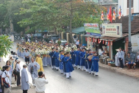 Thừa Thiên Huế: Dâng hoa cúng dường Lễ Kỷ niệm Khánh Đản ảnh 1