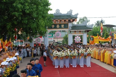 Thừa Thiên Huế: Dâng hoa cúng dường Lễ Kỷ niệm Khánh Đản ảnh 2