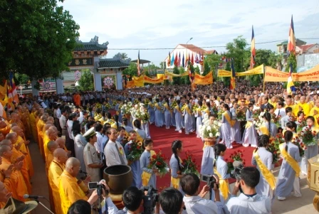 Thừa Thiên Huế: Dâng hoa cúng dường Lễ Kỷ niệm Khánh Đản ảnh 9