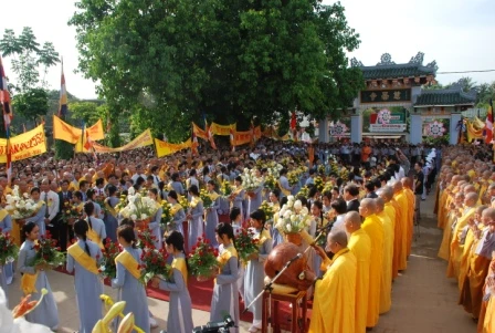 Thừa Thiên Huế: Dâng hoa cúng dường Lễ Kỷ niệm Khánh Đản ảnh 10