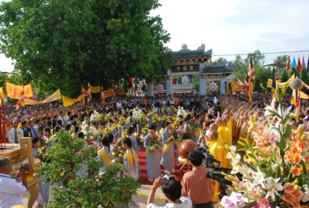 Thừa Thiên Huế: Dâng hoa cúng dường Lễ Kỷ niệm Khánh Đản ảnh 11