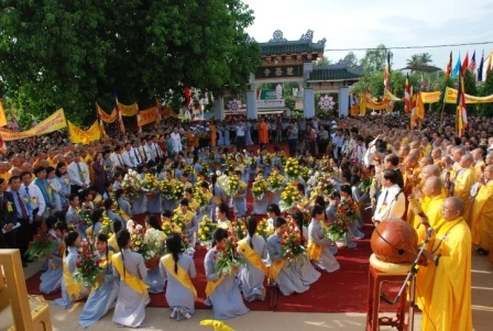Thừa Thiên Huế: Dâng hoa cúng dường Lễ Kỷ niệm Khánh Đản ảnh 12