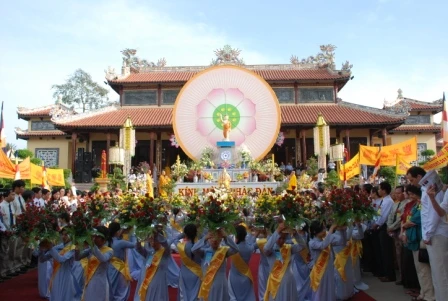 Thừa Thiên Huế: Dâng hoa cúng dường Lễ Kỷ niệm Khánh Đản ảnh 14